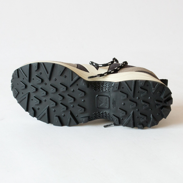 弾力のある靴底 弾力のある靴底