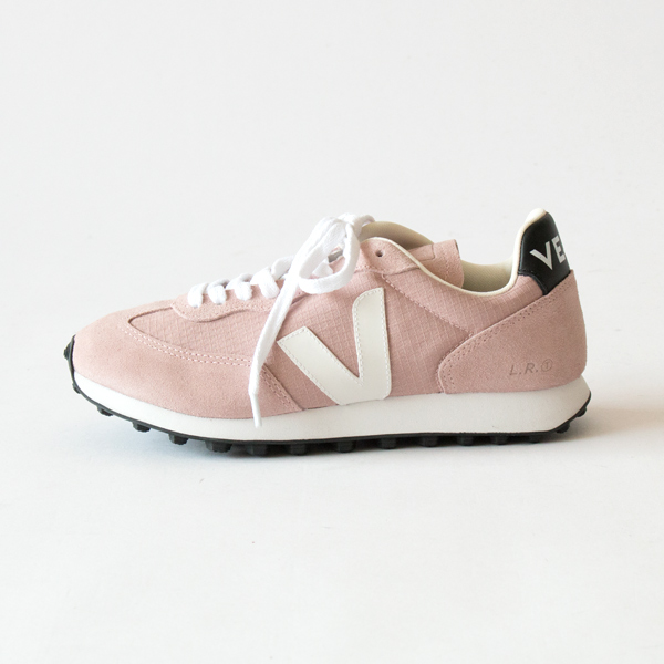 アッパーはリップストップと呼ばれる強度の強い素材 アッパーはリップストップと呼ばれる強度の強い素材