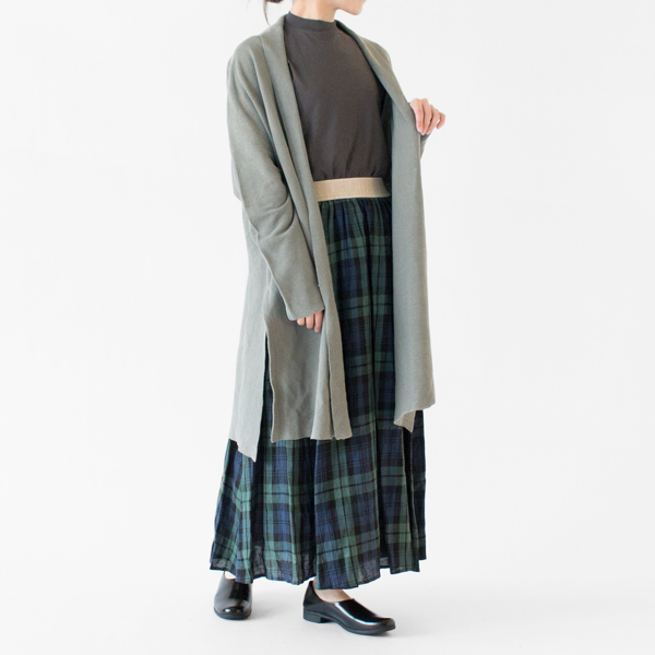 程よい丈感でスカートとも相性◎(硫化染ライトグレー、モデル身長:162cm) 程よい丈感でスカートとも相性◎(硫化染ライトグレー、モデル身長:162cm)