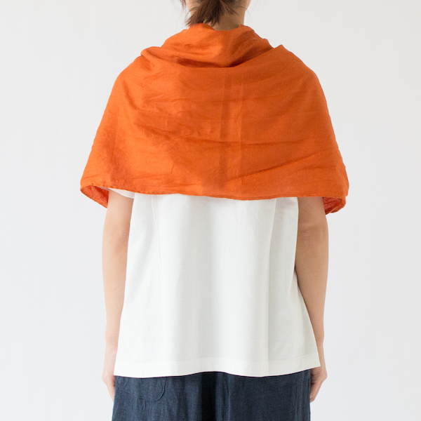 生地に動きがあり、後ろ姿にも美しさを(モデル身長162cm・ORANGE)