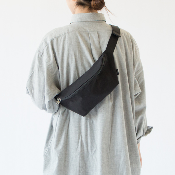 身長162cm・BLACK ※ファスナーの引き手は、ファスナーと同色のプラスチック製になります。