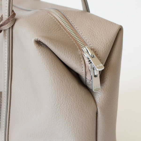 ダブルジップで開け閉めもスムーズ(ALMOND GRAY) ダブルジップで開け閉めもスムーズ(ALMOND GRAY)