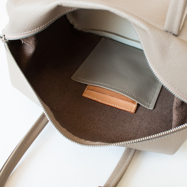小物の整理に便利な内ポケット付き(ALMOND GRAY) 小物の整理に便利な内ポケット付き(ALMOND GRAY)