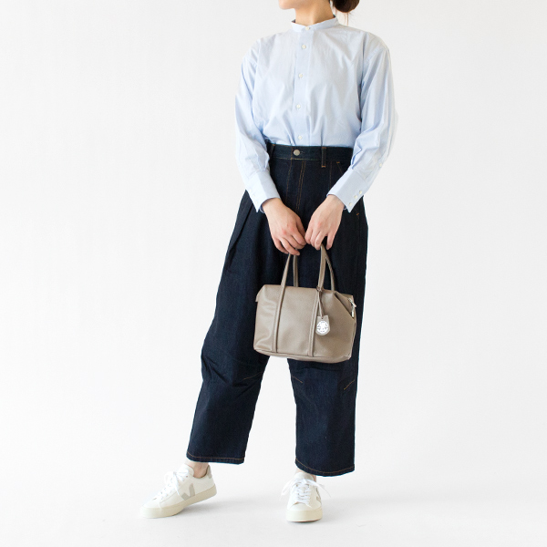 持ち手の2本のラインが印象的なボストントートバッグ(ALMOND GRAY) 持ち手の2本のラインが印象的なボストントートバッグ(ALMOND GRAY)