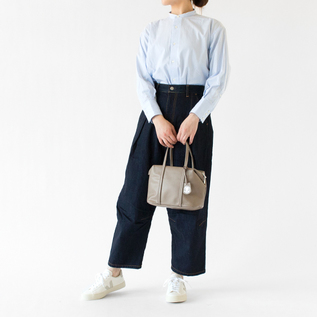 持ち手の2本のラインが印象的なボストントートバッグ(ALMOND GRAY) 持ち手の2本のラインが印象的なボストントートバッグ(ALMOND GRAY)