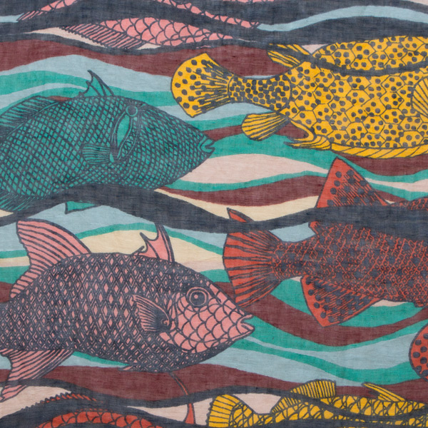 魚達が集まって水の中を泳いでいるように見えるのは、多彩な色で波打つ線が描かれているから(CORAL) 魚達が集まって水の中を泳いでいるように見えるのは、多彩な色で波打つ線が描かれているから(CORAL)