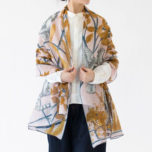 大きく広げて羽織るだけでも様になります(NUDE) 大きく広げて羽織るだけでも様になります(NUDE)