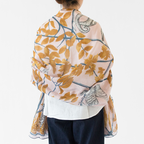 大きく広げて羽織るだけでも様になります(NUDE) 大きく広げて羽織るだけでも様になります(NUDE)