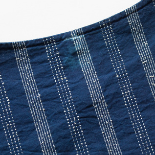 細かな刺繍によって生まれる縦模様