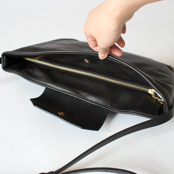 ファスナーがついていて荷物が落ちない ファスナーがついていて荷物が落ちない