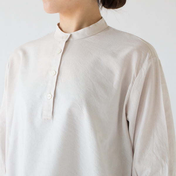 胸元のボタンもアクセントに(BEIGE) 胸元のボタンもアクセントに(BEIGE)