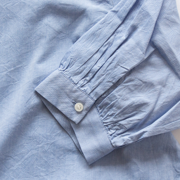 カフスにはギャザーを入れてボリューミーに(BLUE) カフスにはギャザーを入れてボリューミーに(BLUE)