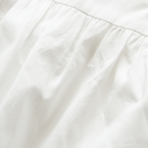 滑らかで程よく光沢のある生地(WHITE)