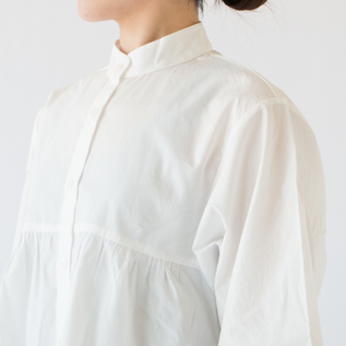 ふわりと広がるギャザーがポイントに(WHITE) ふわりと広がるギャザーがポイントに(WHITE)