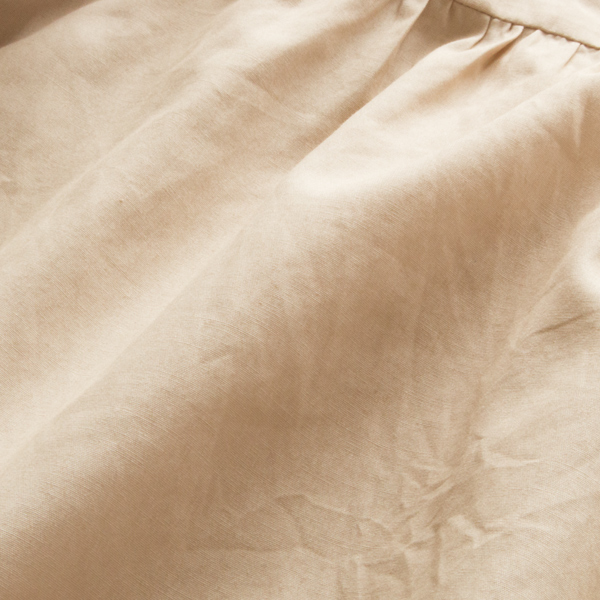 滑らかで程よく光沢のある生地(BEIGE)