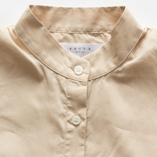 襟元はスタンドカラーですっきりと(BEIGE) 襟元はスタンドカラーですっきりと(BEIGE)