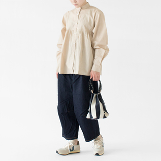 パンツやスニーカーと合わせて程よくカジュアルに(BEIGE、モデル身長:162cm) パンツやスニーカーと合わせて程よくカジュアルに(BEIGE、モデル身長:162cm)