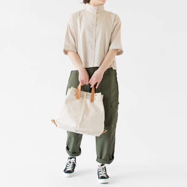 短めの丈感で合わせるボトムスを選びません(BEIGE、モデル身長：162cm)