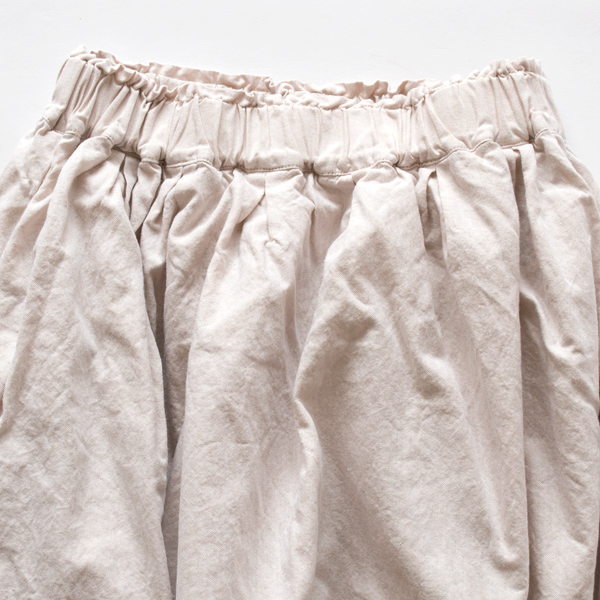 締め付け感の無いウエストゴムとたっぷりのギャザー仕様(BEIGE)
