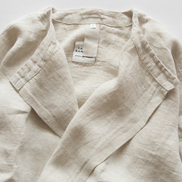 首元には引っ掛けられる紐がついています(LINEN) 首元には引っ掛けられる紐がついています(LINEN)