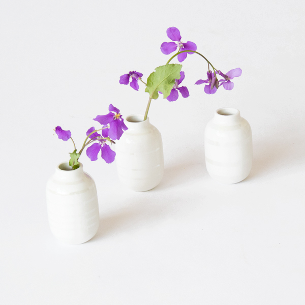 太さが異なるボーダー柄の小さな花器が3つセットになっています(PEARL)