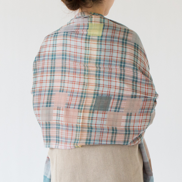 チェック柄の生地にパッチを縫い付けたかのようなユニークなデザイン(GREEN)
