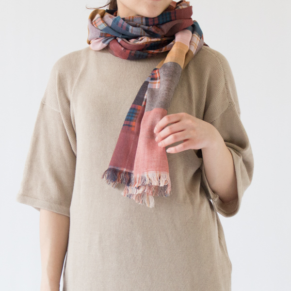 様々な巻き方にチャレンジができ、楽しくなるストールです(RED)