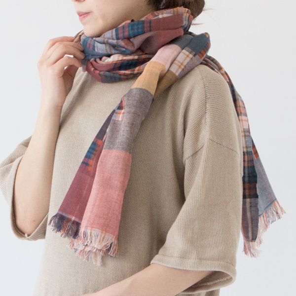 様々な巻き方にチャレンジができ、楽しくなるストールです(RED)