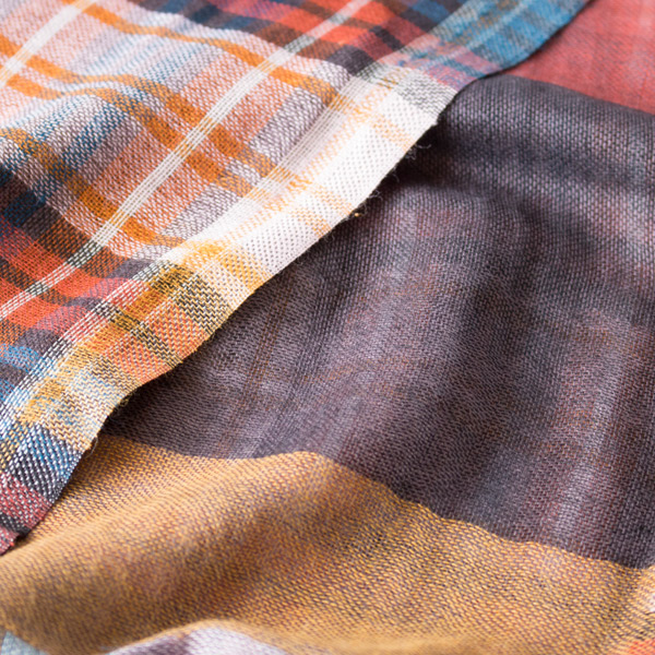 光に透かしてみたくなるような薄手のストールは、暖かい季節だからできるおしゃれ(RED)