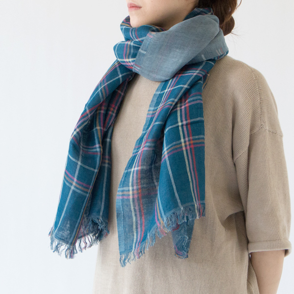 様々な巻き方にチャレンジができ、楽しくなるストールです(BLUE) 様々な巻き方にチャレンジができ、楽しくなるストールです(BLUE)