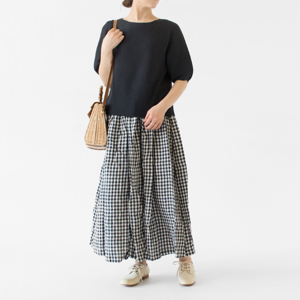 着丈は少し短めなのでボリューム感のあるボトムスとの組み合わせがおすすめ(ネイビー・モデル身長162cm) 着丈は少し短めなのでボリューム感のあるボトムスとの組み合わせがおすすめ(ネイビー・モデル身長162cm)