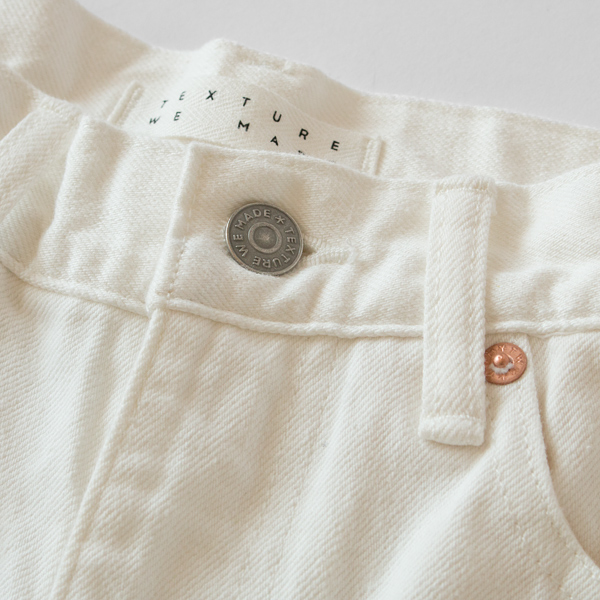 フロントボタンやリベットにはレディースモデル限定の刻印入り フロントボタンやリベットにはレディースモデル限定の刻印入り