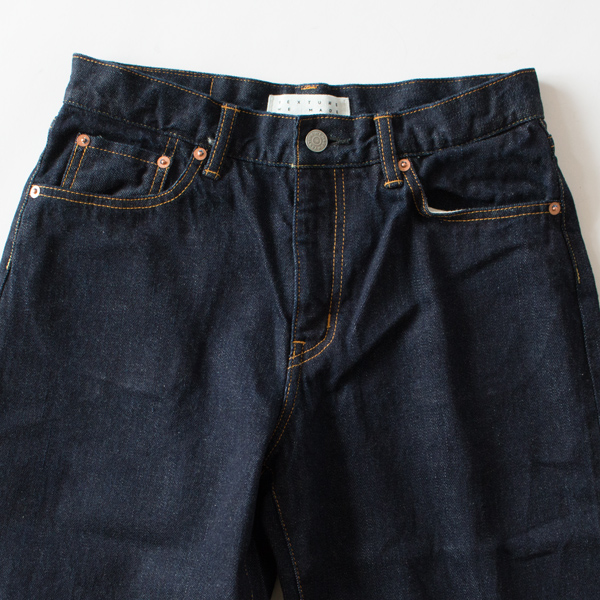 右ポケットにはコインポケット付き 右ポケットにはコインポケット付き