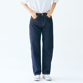 股上を浅めにとったベーシックなストレートデニムパンツ