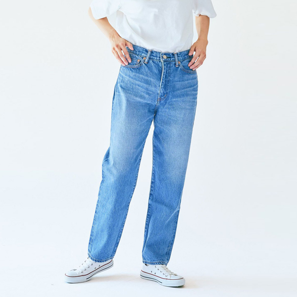 脚をすらりと長く見せることが出来るハイウエストデザイン(ヴィンテージウォッシュ・161cm M着用)