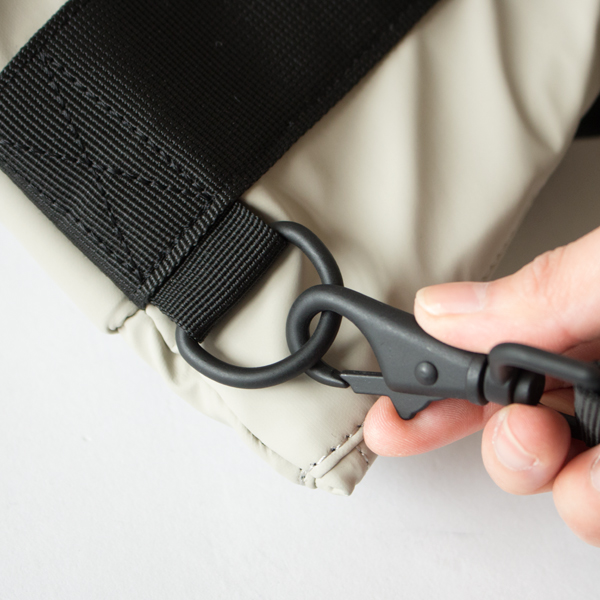 ショルダーの取り外しは片手で簡単に ショルダーの取り外しは片手で簡単に