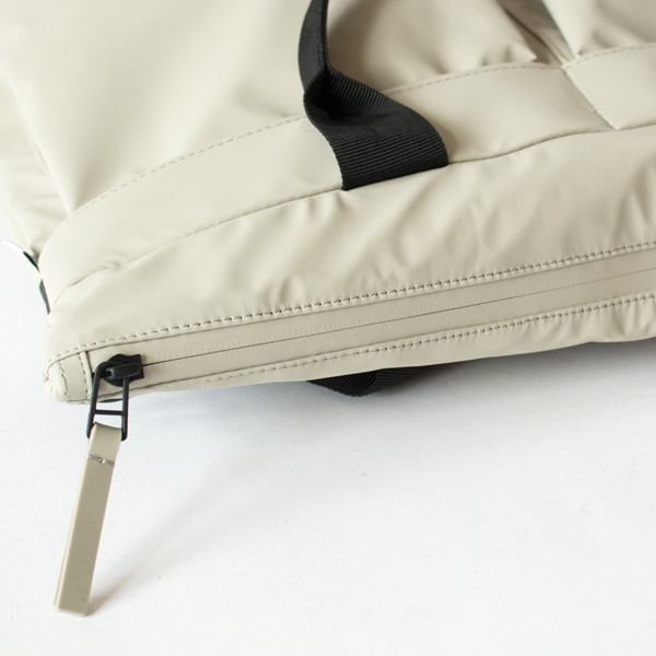 ファスナーの色も本体と同色(CEMENT) ファスナーの色も本体と同色(CEMENT)