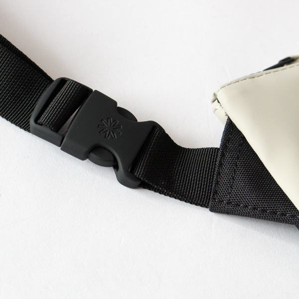 ショルダーの輪を頭から通すことなく肩にかけることができます(CEMENT)