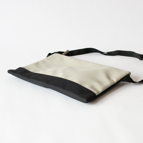 厚みがなくスタイリッシュに(CEMENT)