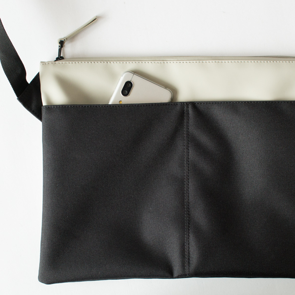 出番の多い携帯もポケットに簡単収納(CEMENT)