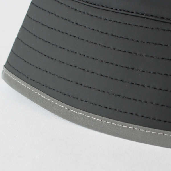 ツバの淵にリフレクターが付いています(BLACK REFLECTIVE) ツバの淵にリフレクターが付いています(BLACK REFLECTIVE)