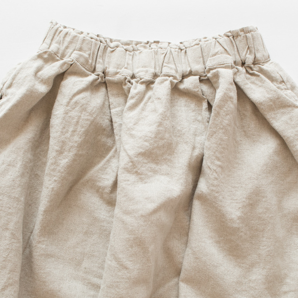 ウエストのタックのギャザーがふっくらかわいらしい(KINARI) ウエストのタックのギャザーがふっくらかわいらしい(KINARI)