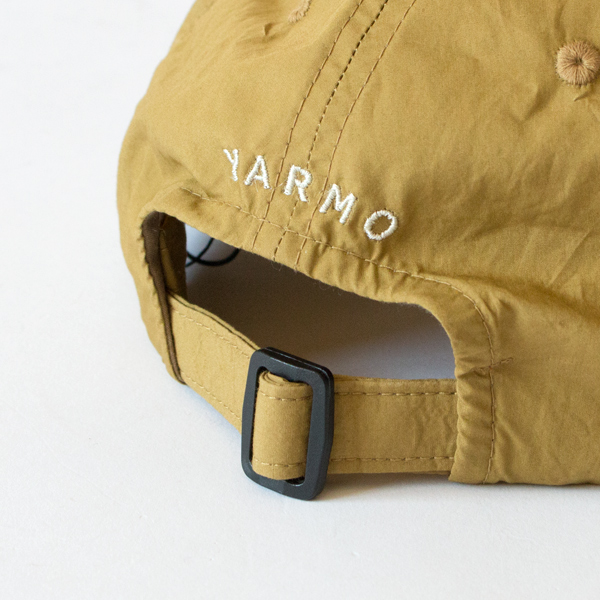 バックにはYARMOのロゴ入り(KHAKI)