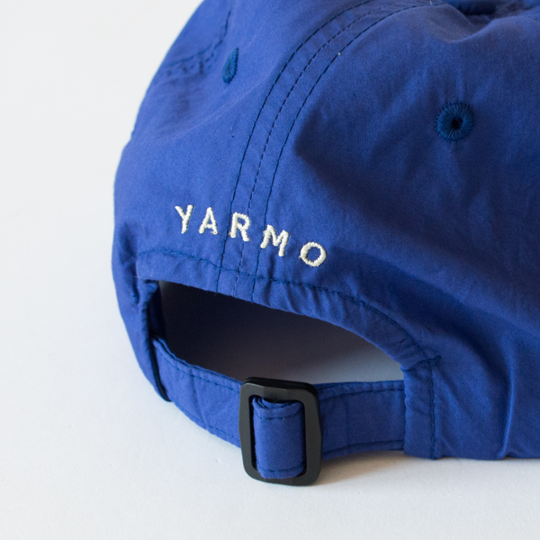 バックにはYARMOのロゴ入り(BLUE)