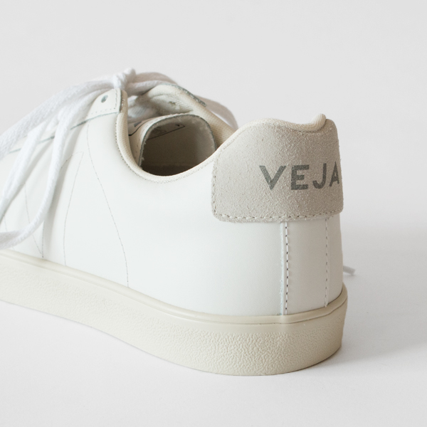 かかとにはVEJAのロゴ入り