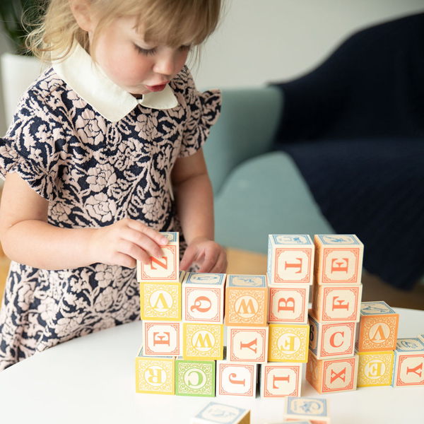 軽い木材を使い、小さな子どもも遊びやすいブロック