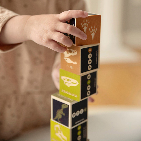 軽い木材を使い、小さな子どもも遊びやすいブロック
