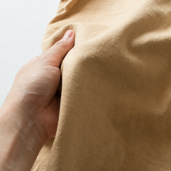 自然由来ならではのムラ感も魅力的(栗+屋久杉染(BEIGE))