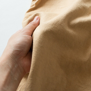 自然由来ならではのムラ感も魅力的(栗+屋久杉染(BEIGE))