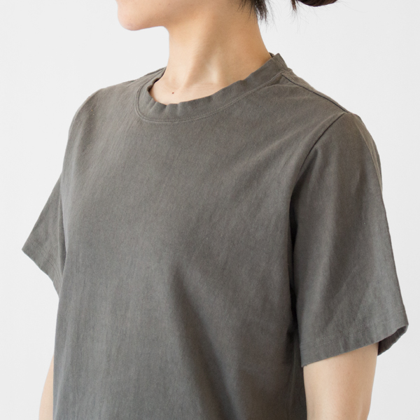 しっかりとした質感のTシャツです(矢車附子染(GREY))